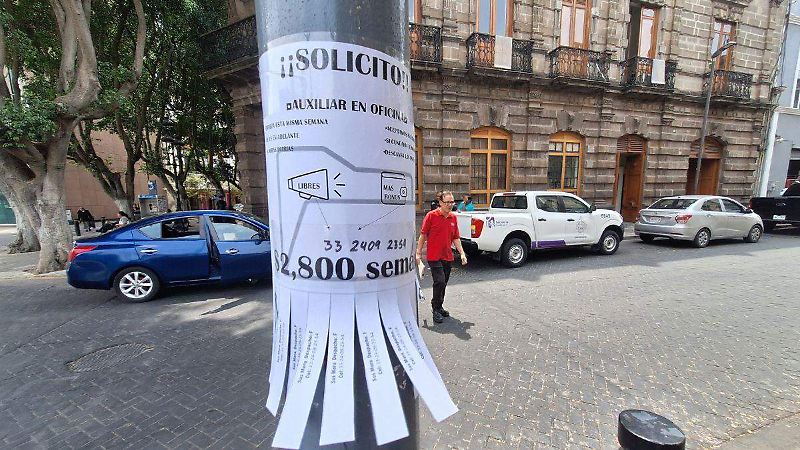 Guadalajara, Jalisco. carteles que ofrecen empleos en postes y paredes a lo largo de la avenida 16 de Septiembre en el centro de Guadalajara.